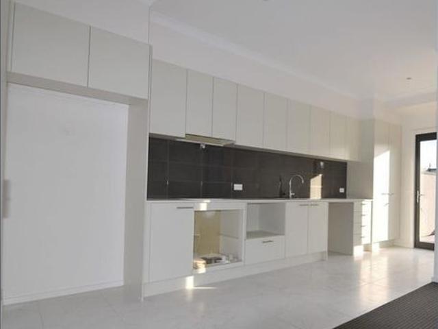 Townhouse for rent in Sunshine, Melbourne