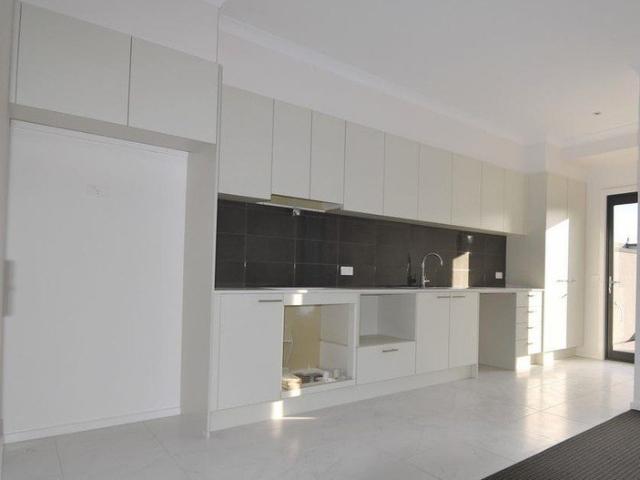 Townhouse for rent in Sunshine, Melbourne