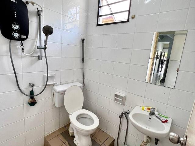 Room for rent in Petaling, Alam Impian