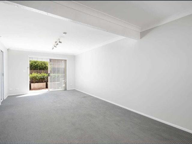 Townhouse for rent in Wollongong West, New South Wales