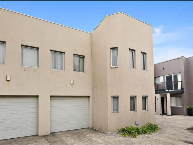 Townhouse for rent in Wollongong West, New South Wales