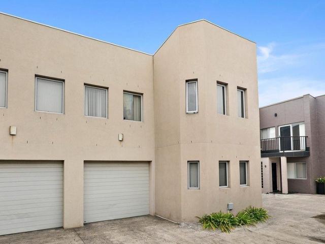 Townhouse for rent in Wollongong West, New South Wales