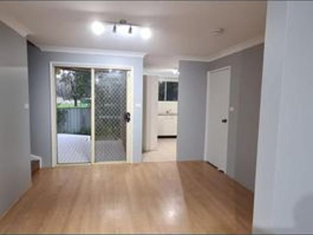 Townhouse for rent in Toongabbie, Sydney