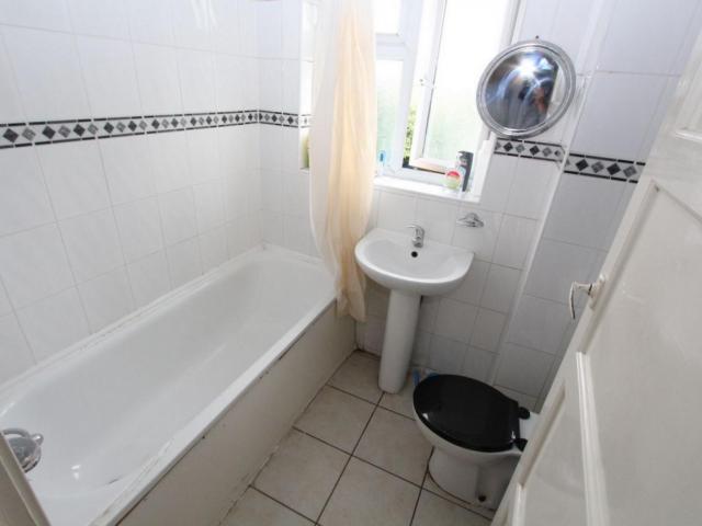 Room for rent in Cann Hall, Greater London