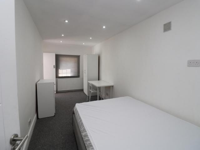 Room for rent in London Borough of Ealing, Perivale