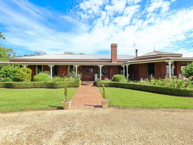 Cottage for sale in Panmure, Victoria