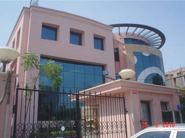 Commercial for rent in Deri