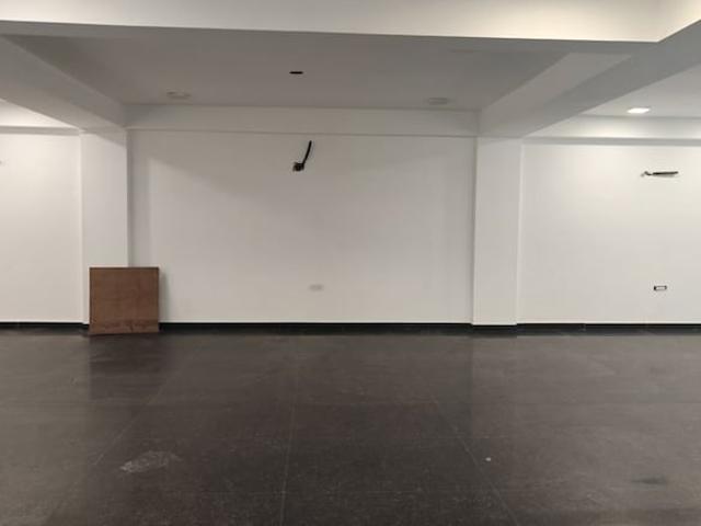 Commercial for rent in Deri