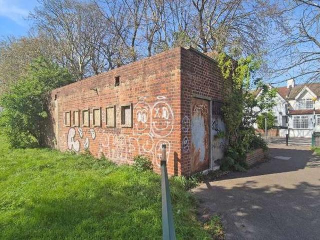 Commercial for rent in Ponders End, Greater London