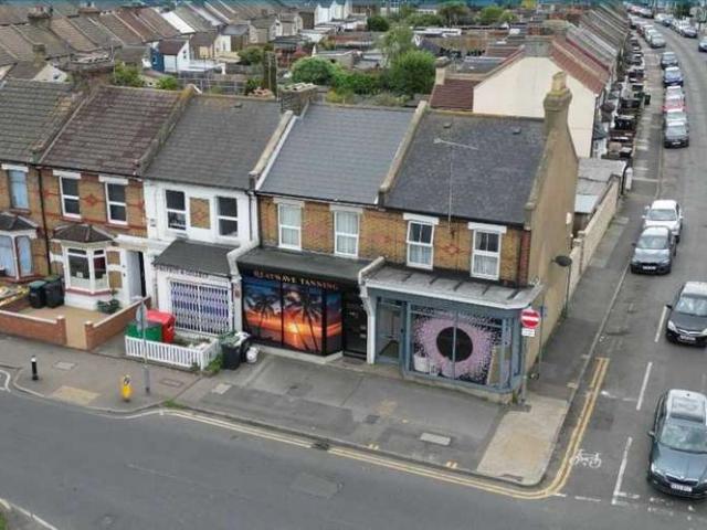 Commercial for rent in Kings Farm, Hamerton