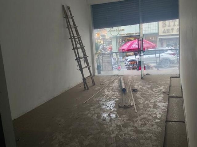 Commercial for rent in Deri