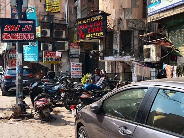 Commercial for rent in Deri