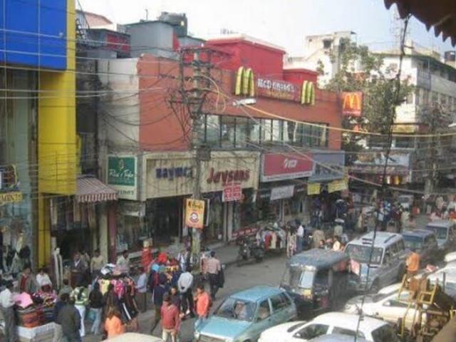 Commercial for rent in Deri