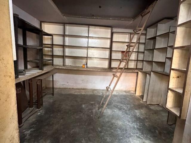 Commercial for rent in Deri