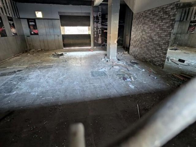 Commercial for rent in Deri