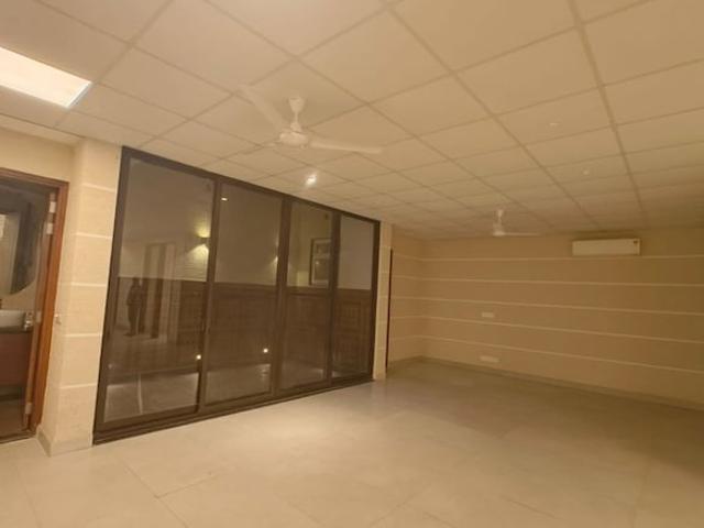 Commercial for rent in Deri