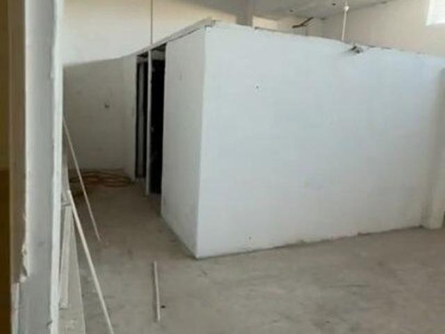 Commercial for rent in Deri