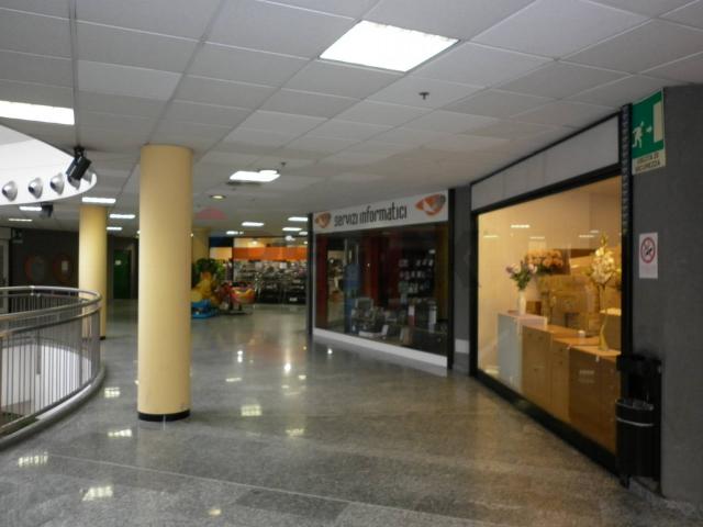 Locale Commerciale in affitto a Moncucco, Brugherio