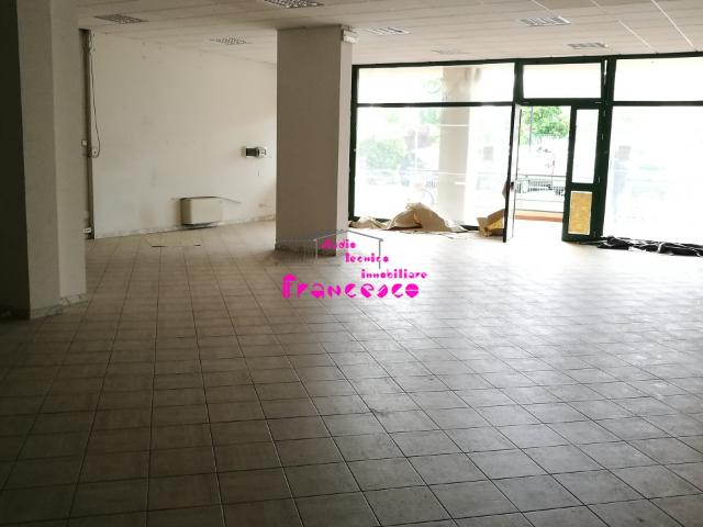 Locale Commerciale in affitto a Unione dei Comuni Circondario dell'Empolese Valdelsa, Empoli
