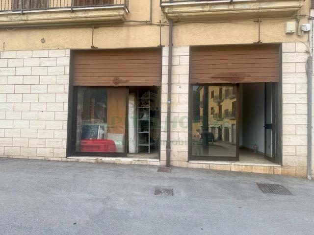 Locale Commerciale in vendita a Avellino, Campania