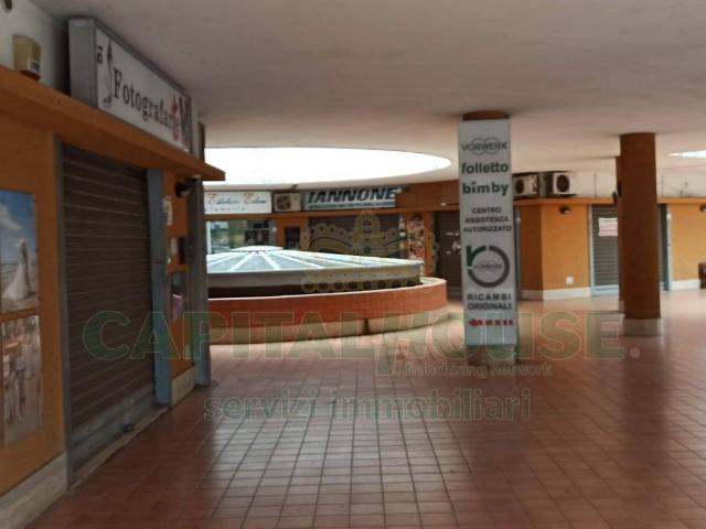 Locale Commerciale in vendita a Mercato San Severino, Campania