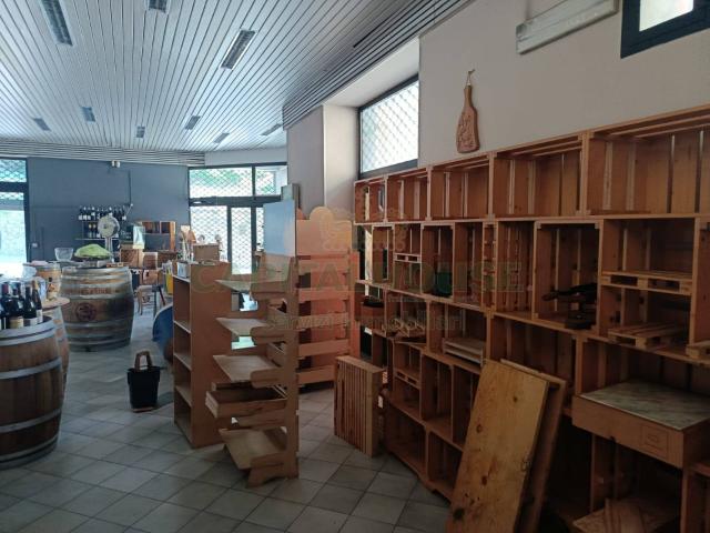Locale Commerciale in vendita a Solofra, Campania