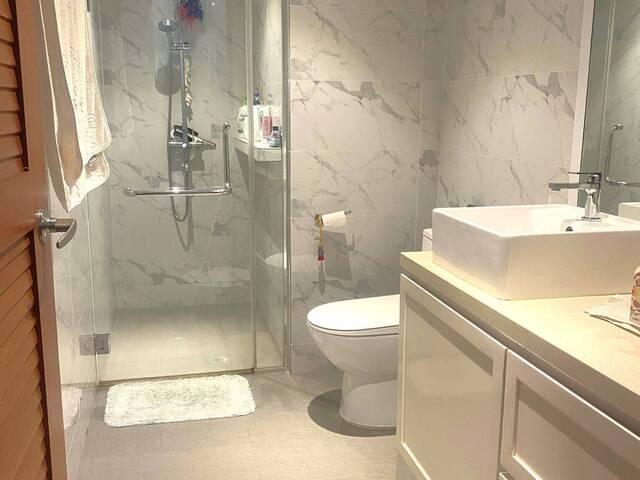 Room for rent in Bukit Timah, 23 North West