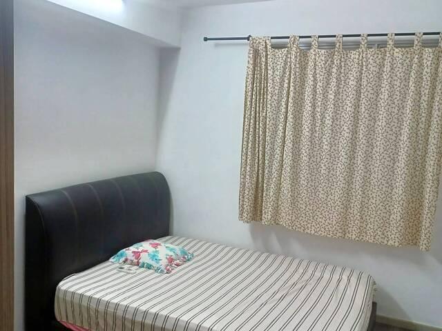 Room for rent in Canberra, Singapore