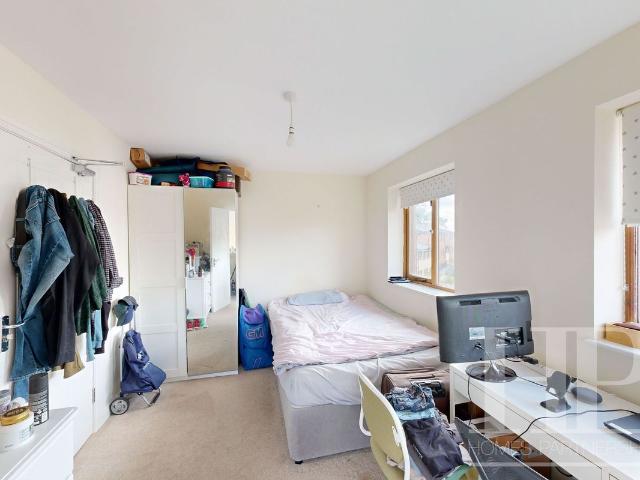 Room for rent in Three Bridges, Crawley