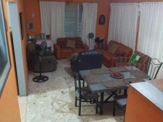 Cómoda casa de un nivel con jardín en venta, a unos pasos del IMSS en Poza Rica, col. Miguel Hidalgo
