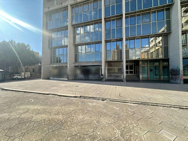 Locale Commerciale in vendita a Puglia, Lecce