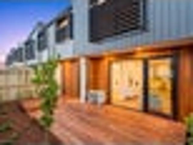 Townhouse for sale in Chaslands, Canterbury