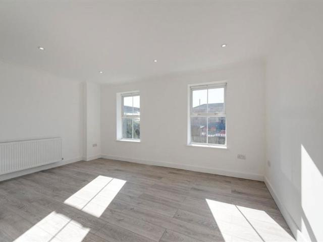 Townhouse for rent in Golders Green, Greater London