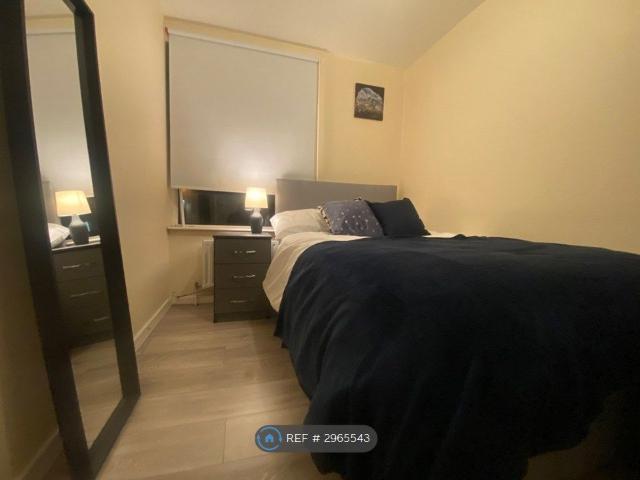 Room for rent in North End, Greater London