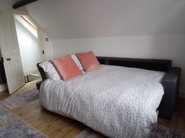 Studio for rent in Compton, West Midlands