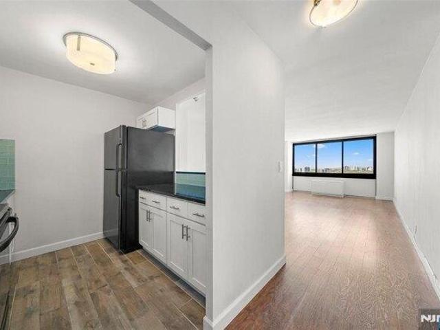 Condo for sale in Fort Lee, New Jersey