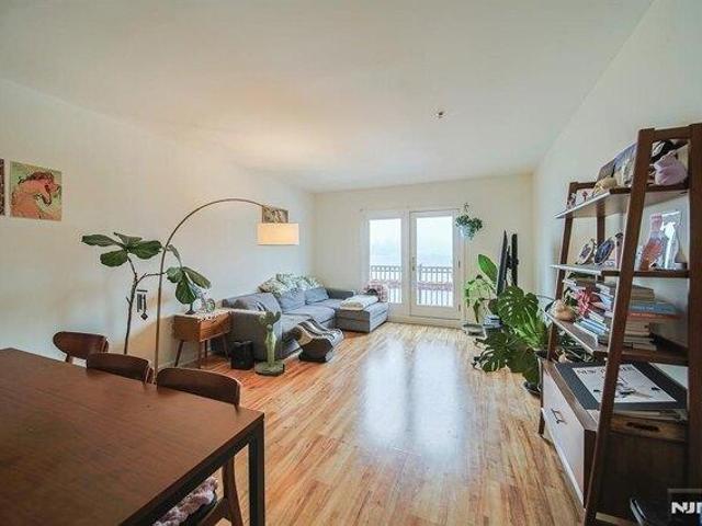 Condo for sale in Edgewater, New Jersey