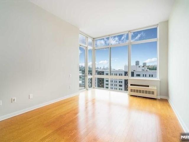 Condo for sale in Edgewater, New Jersey