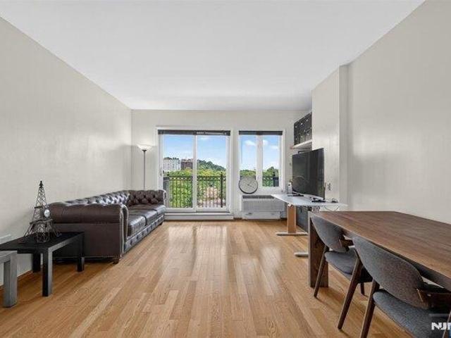 Condo for sale in Edgewater, Bergen County