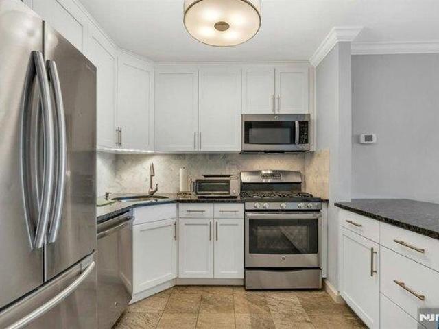 Condo for sale in Fort Lee, New Jersey