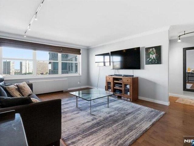 Condo for sale in Fort Lee, New Jersey