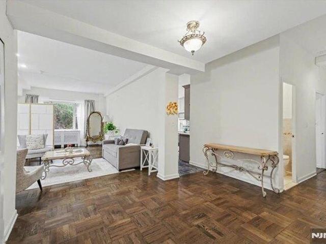 Condo for sale in Fort Lee, New Jersey