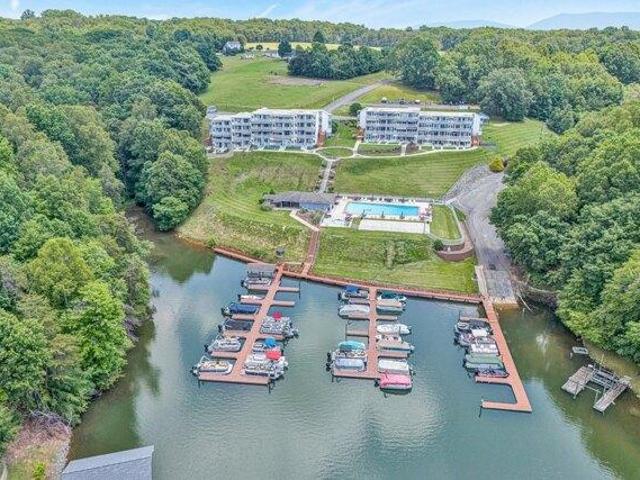 Condo for sale in Moneta