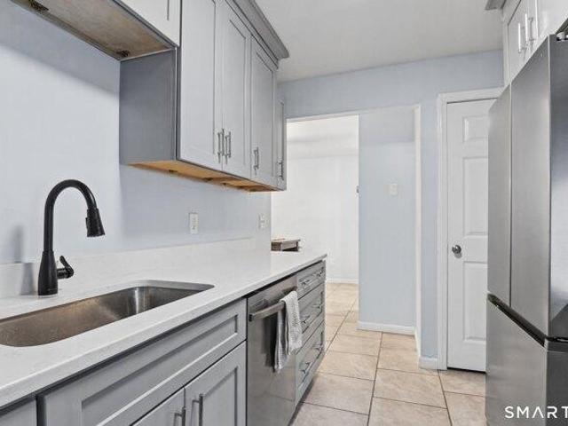 Condo for sale in Woodedge, Newington