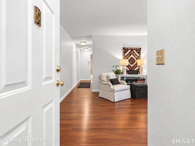 Condo for sale in Ridgeway, Stamford