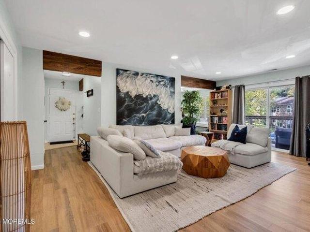 Condo for sale in Hyde Park, Tinton Falls