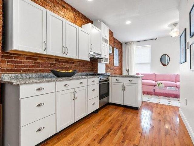 Condo for sale in Chelsea Square, Chelsea