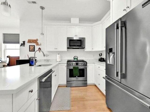 Condo for sale in Mill Hill, Chelsea