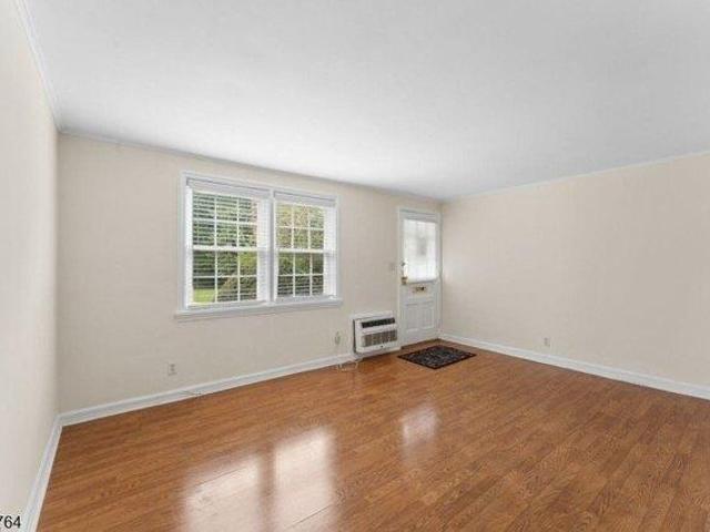 Condo for sale in Kahlcrest Condominiums, Cranford