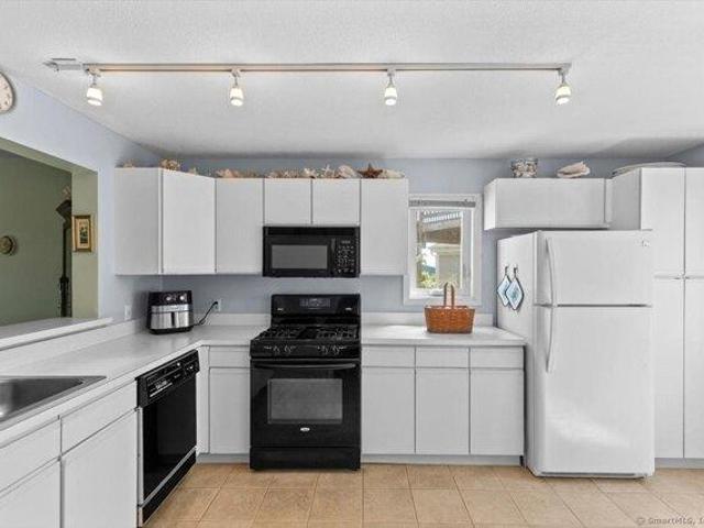 Condo for sale in Four Beaches Condominiums, East Haven